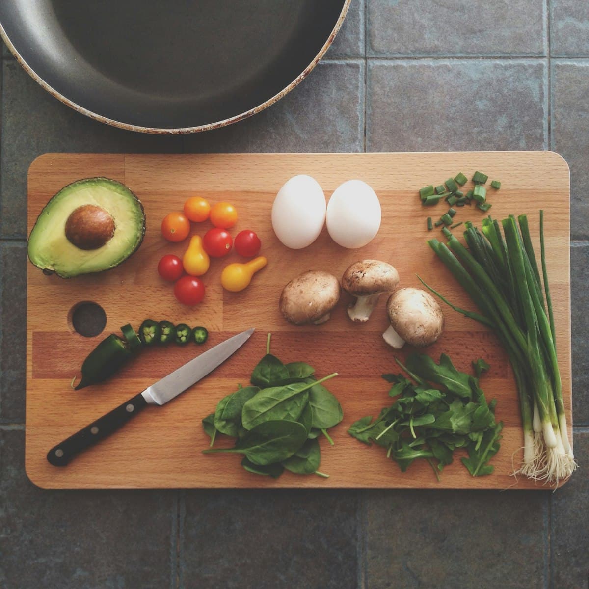 Ingredientes frescos preparados numa tábua
